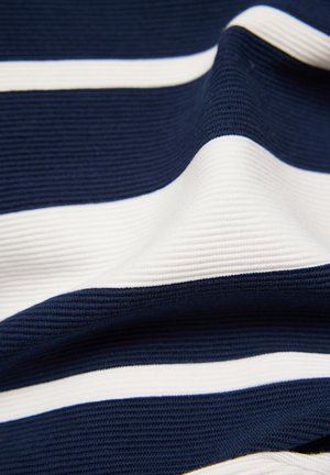 Marineblaue und weiße Stoff mit einer gerippten Textur, der abwechselnd horizontale Streifen in unterschiedlichen Breiten zeigt.