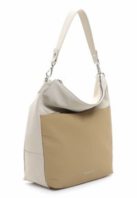 Bolso hobo en un diseño bicolor; cuero sintético color crema y tela mate beige. Cuenta con una cremallera plateada y una correa de hombro ajustable.