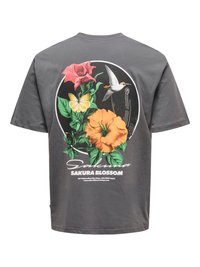 Graues T-Shirt mit einem floralen Design, das rote und orangefarbene Blumen, einen gelben Schmetterling und einen weißen Vogel in einem runden Rahmen auf der Rückseite zeigt.