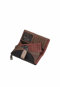 Cartera de cuero marrón con acentos texturizados, múltiples ranuras para tarjetas, un compartimento con cremallera y un patrón floral en un bolsillo interior.
