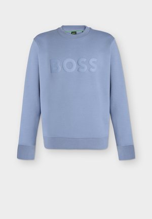 Lyseblå genser med rund hals og lange ermer, ribbestrikkede mansjetter og kant, preget "BOSS"-tekst på brystet.