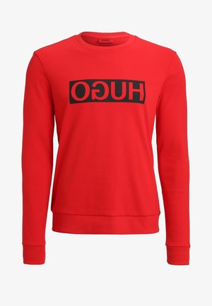 Sudadera roja de manga larga con logo rectangular negro que presenta el texto "HUGO" invertido en el pecho, puños y cinturilla acanalados.