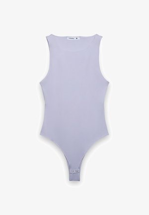 Body senza maniche color lilla chiaro con scollo rotondo e bottoni a pressione all'interno della gamba, taglia piccola, disteso su sfondo bianco.