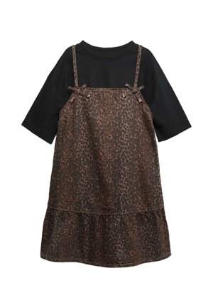 Camicia nera a maniche corte sotto un vestito senza maniche marrone e nero con stampa leopardata, con spalline sottili e piccoli fiocchetti sul davanti.