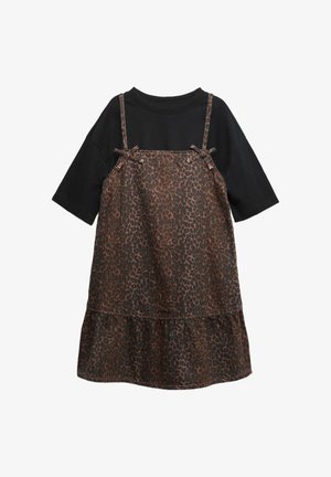 Camiseta negra de manga corta bajo vestido sin mangas de estampado de leopardo marrón y negro, con tirantes finos y pequeños lazos en la parte delantera.