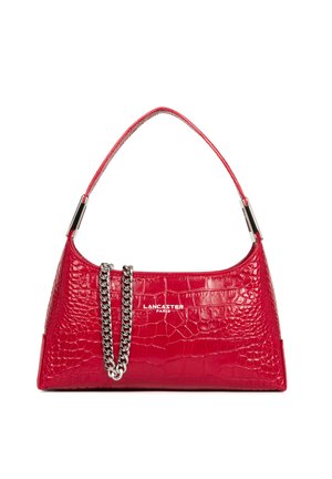 Sac à main rouge à motif crocodile avec poignée courte, détail chaîne argentée et logo « Lancaster Paris » sur le devant.