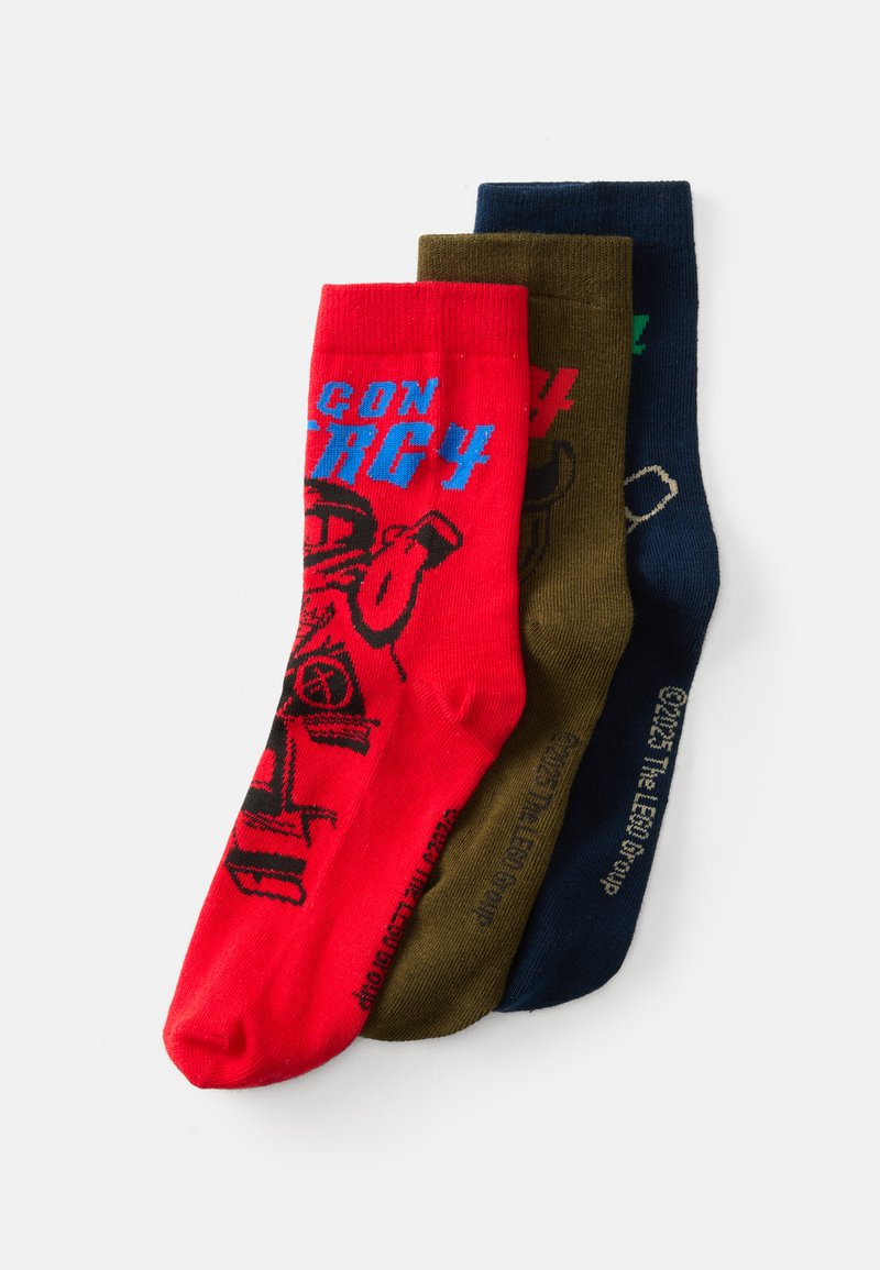 Tres pares de calcetines de tripulación: rojos con gráficos en negro, verde olivo y azul marino, con varios estampados y una textura suave de punto.