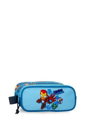 Estuche azul con personajes de superhéroes de dibujos animados con ojos brillantes y texto "Iron Friends" en el bolsillo frontal.