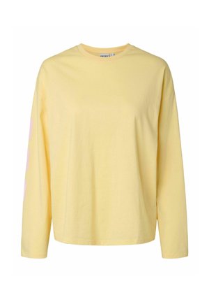 Tricou cu mâneci lungi, galben pal, cu guler rotund, croială lejeră și text roz subtil pe mâneca stângă, prezentat pe un fundal alb.