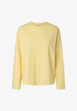 Tricou cu mâneci lungi, galben pal, cu guler rotund, croială lejeră și text roz subtil pe mâneca stângă, prezentat pe un fundal alb.