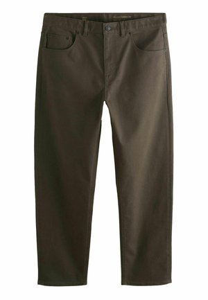 Hnědé volné kalhoty se zúženým střihem, zapínáním na knoflík a předními kapsami, zobrazené na bílém pozadí.