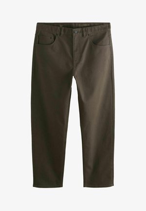 Hnědé volné kalhoty se zúženým střihem, zapínáním na knoflík a předními kapsami, zobrazené na bílém pozadí.