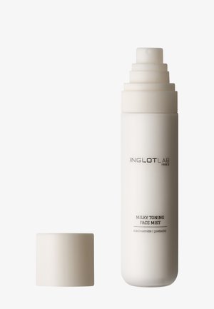 Flacon cylindrique blanc avec bouchon retiré, étiqueté Inglot Lab Milky Toning Face Mist avec niacinamide et prébiotique, sur un fond uni.