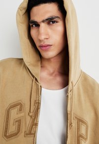 GAP LOGO - Camisola com fecho - mojave