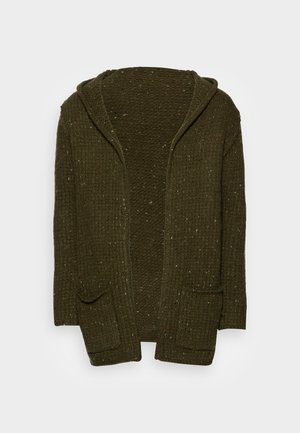 Cárdigan de punto verde oscuro con capucha, que presenta un patrón texturizado y dos bolsillos frontales. Diseño cálido y amplio, adecuado para superponer.