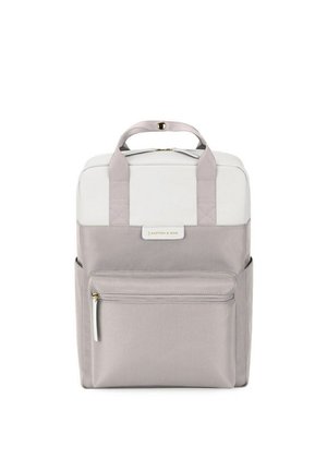 Grauer Rucksack aus strapazierfähigem Material, mit einem weißen Oberteil, doppelten Traggriffen, einer vorderen Reißverschlusstasche und einem dezenten Markenlabel.