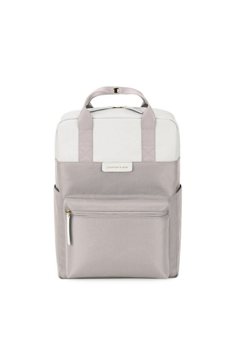 Zaino grigio realizzato in tessuto resistente, con parte superiore bianca, doppi manici, tasca frontale con zip e un'etichetta del marchio discreta.
