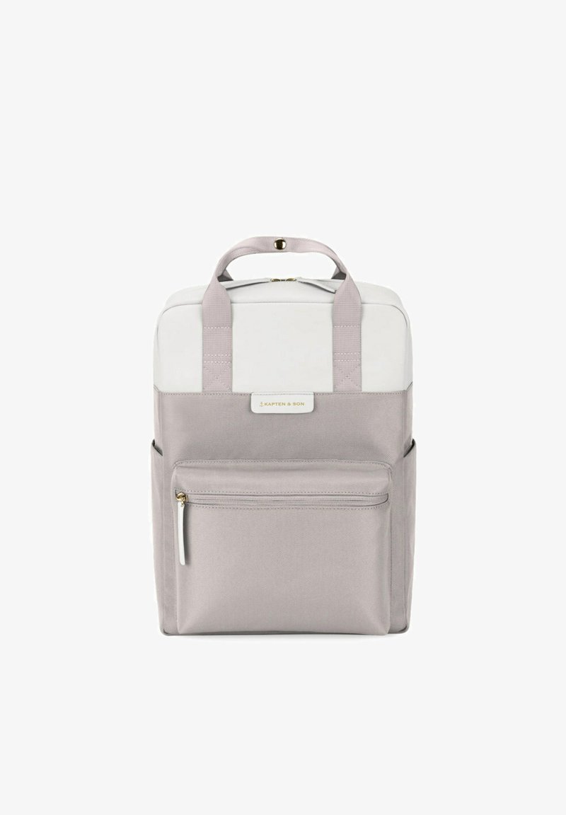 Zaino grigio realizzato in tessuto resistente, con parte superiore bianca, doppi manici, tasca frontale con zip e un'etichetta del marchio discreta.