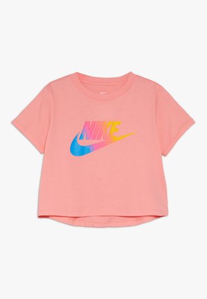 Pinkes kurzärmeliges Croptop mit mehrfarbigem Nike-Logo und Swoosh in Blau, Pink und Gelb mittig vorne.