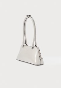 Γυαλιστερή ασημί τσάντα χειρός με τριγωνικό σχήμα, δύο λείες λαβές, κλείσιμο με φερμουάρ και μαύρες λεπτομέρειες στις άκρες. Περιλαμβάνει ρυθμιζόμενο λουρί.