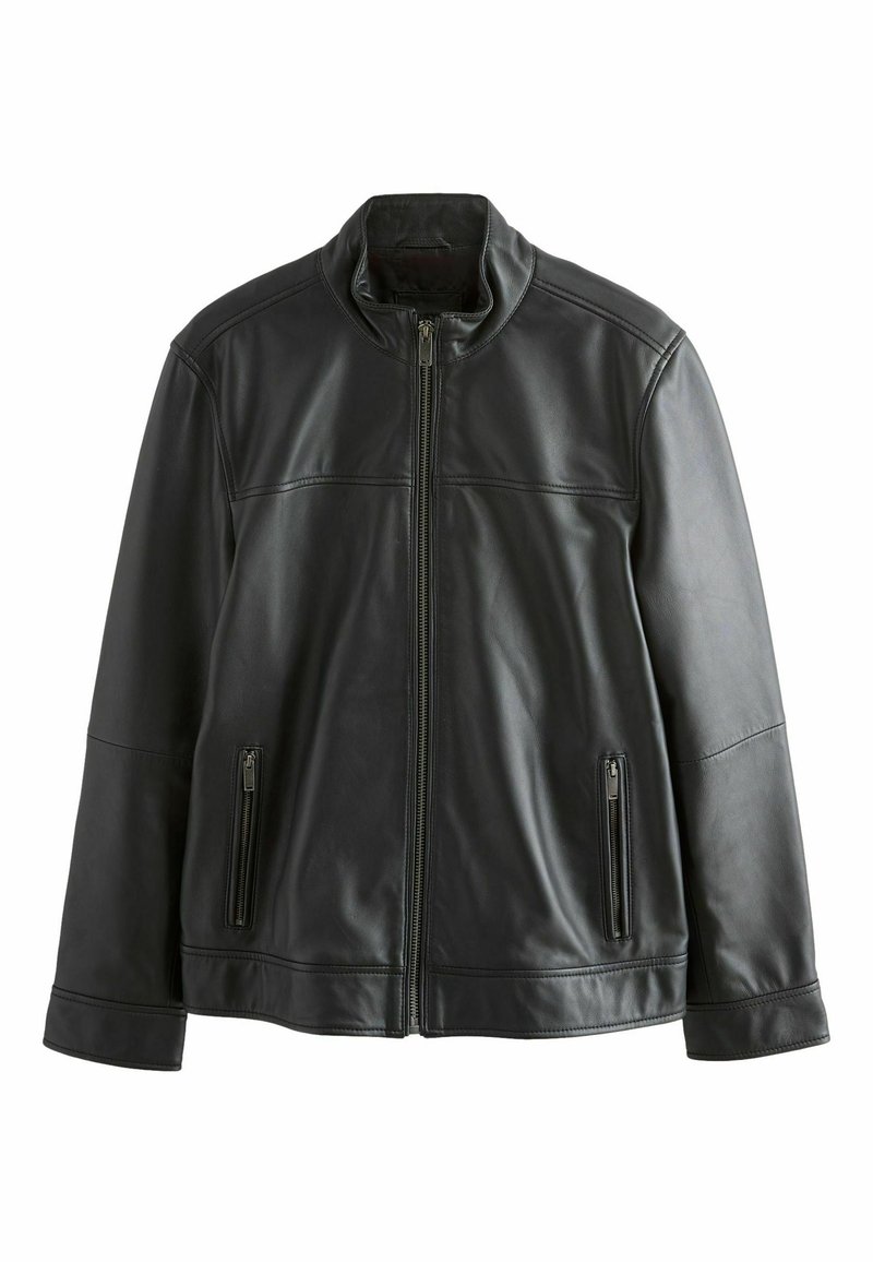Schwarze Lederjacke mit Stehkragen, frontaler Reißverschluss und zwei seitlichen Reißverschlusstaschen. Glatte Textur und minimalistisches Design.