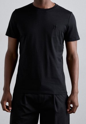 Zwart T-shirt met korte mouwen van katoen, voorzien van een ronde hals, een subtiel logo op de borst en een getailleerd ontwerp.