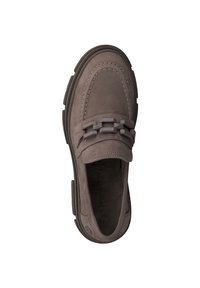Mocasines de ante marrón con punta redonda, detalles de costura y una banda decorativa de goma en la parte frontal. Suela texturizada.