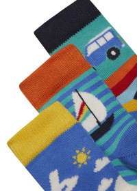 Três pares de meias coloridas: punhos em azul marinho, laranja e amarelo. Os padrões incluem um autocarro azul, um veleiro e um sol com nuvens sobre um fundo azul.