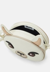 Bílá kabelka přes rameno z imitace kůže ve tvaru medvědí tváře, s vystouplýma černýma očima, hnědým nosem a měkkýma ušima; uzavírá se na zip.
