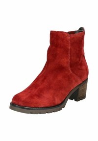Bottine en cuir suedé rouge avec un bout arrondi, un talon bas empilé et des détails texturés sur le talon. Elle possède une doublure intérieure lisse et une semelle robuste.