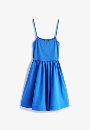 Μπλε αμάνικο φόρεμα με λεπτές τιράντες, εφαρμοστό μπούστο, σούρα στη μέση και φούστα που φαρδαίνει, με μικρό λογότυπο στο κέντρο του στήθους.