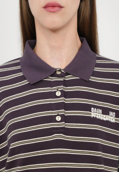 Polo burdeos con franjas blancas, que presenta un cuello tipo polo, tapeta de tres botones y texto bordado. Tejido texturizado.