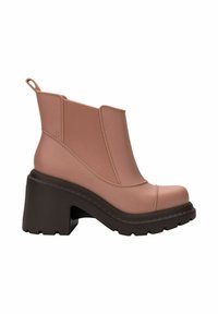 Różowe gumowe botki do kostki z masywnym ciemno brązowym obcasem, z żebrowanymi panelami bocznymi i pętelką dla łatwego zakładania.