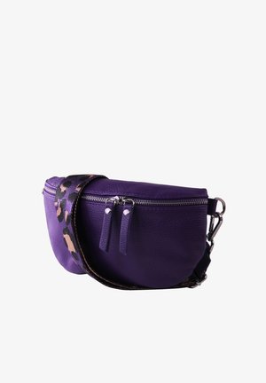 Sac ceinture en cuir violet avec deux curseurs de fermeture éclair et une bandoulière amovible présentant un motif léopard violet et noir.