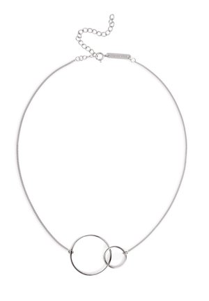Silberne Halskette mit zwei ineinandergreifenden runden Anhängern an einer feinen Kette und einem verstellbaren Karabinerverschluss.