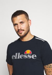 Ellesse CELLA  - T-shirt estampada - navy