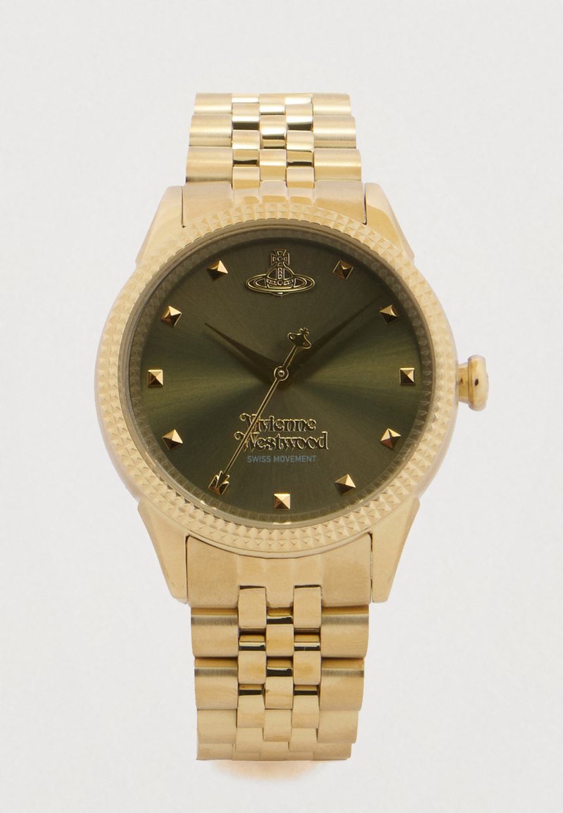 Sat Vivienne Westwood zlatne boje s crnim brojčanikom, oznake sati u obliku piramide, tri kazaljke i metalna narukvica s povezima.