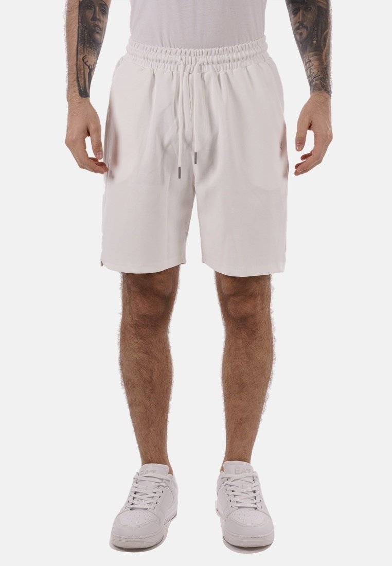 Pantaloni corti da uomo bianchi con cintura elastica e chiusura con lacci, realizzati in tessuto leggero. Texture liscia, design fino alle ginocchia.