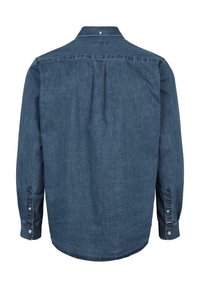 Camisa de mezclilla azul oscuro con mangas largas, cierre de botones y un detalle de plisado en la parte posterior. Presenta puños con botón y un cuello clásico.