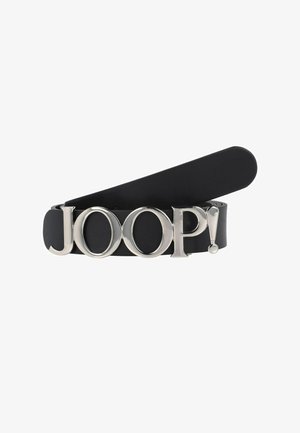 Schwarzer Ledergürtel mit einer silbernen Metallschnalle, auf der das Wort "JOOP!" in großen, fetten Buchstaben steht. Glatte Textur und abgerundete Enden.