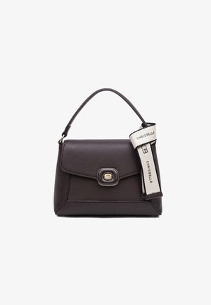 Borsa a mano in pelle marrone scuro con design strutturato, dotata di manico superiore e di una chiusura decorativa, accompagnata da un'etichetta in tessuto brandizzata.