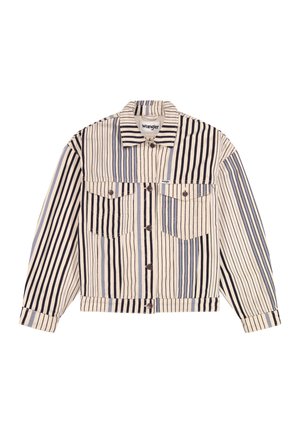 Ζακέτα Wrangler με κουμπιά, με κάθετες μαύρες, μπλε και κρεμ ρίγες και δύο τσέπες στο στήθος, τοποθετημένη επίπεδα σε λευκό φόντο.