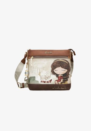 Borsa a tracolla con finiture marroni, illustrazione di una ragazza con gli occhi chiusi e testo che dice "baciati" e "una bellezza senza tempo."