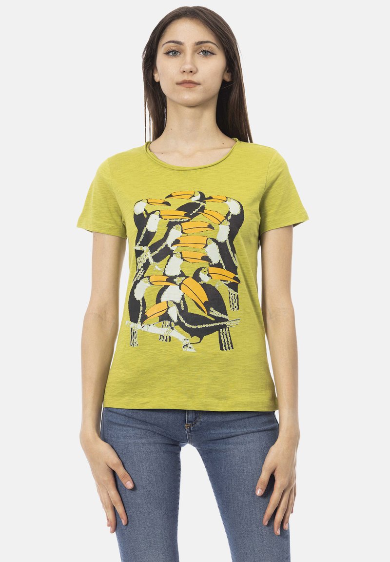 Maglietta verde a maniche corte con stampa grafica di tucani in nero e arancione, scollo rotondo e texture morbida.