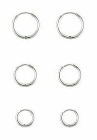 Cercei hoop din metal argintiu, de dimensiuni variate, cu o formă netedă și rotunjită, având o finisare lustruită și un închizător pentru o închidere sigură.