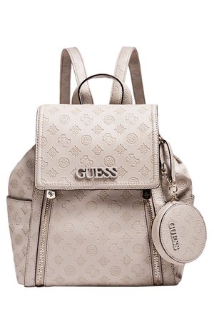 Beige Guess rygsæk med præget logomønster, frontlåg, dobbelt lodrette lynlåse, to skulderstropper, tophåndtag og fastgjort rundt møntpung.