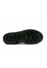 Semelle de botte en caoutchouc noir avec un motif de bande de roulement texturé, présentant des rainures profondes et un logo distinct. Conçue pour l'adhérence et la durabilité.