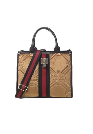 Beżowa torebka o fakturze skóry z czarną lamówką, czerwono-czarnym pionowym paskiem, złotym zapięciem oraz regulowanym paskiem na ramię z złotą klamrą.