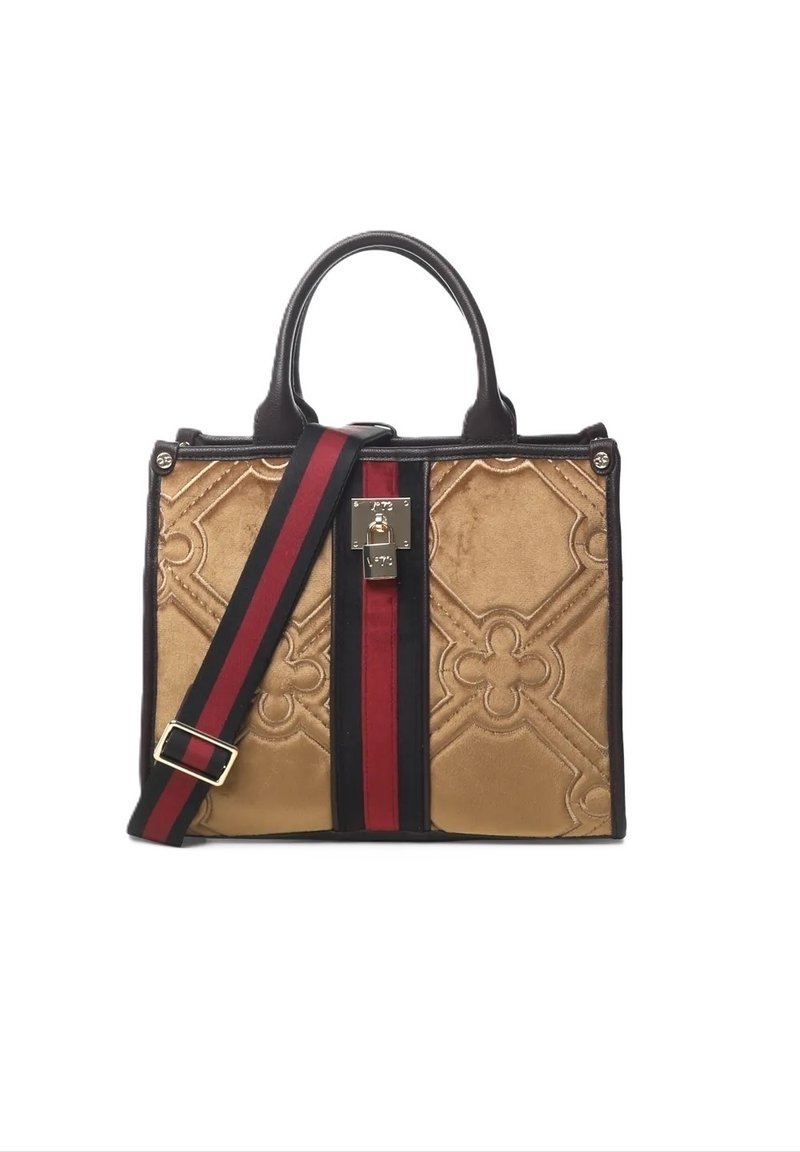 Sac à main en cuir texturé beige avec bordure noire, rayure verticale rouge et noire, fermoir doré, et bandoulière réglable avec boucle dorée.