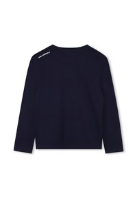 Chemise à manches longues bleu marine en tissu doux, avec un col rond et un petit logo blanc sur le dos, près de l'épaule.